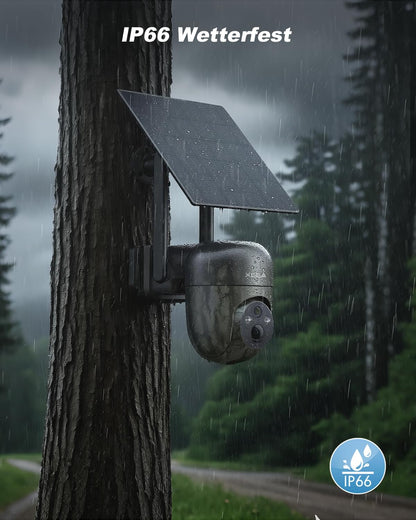 Tarnfarbene Xega 4G Solar Wildkamera, IP66 wetterfest, montiert an nassem Baum im Regen. Ideal für robuste Außenüberwachung.