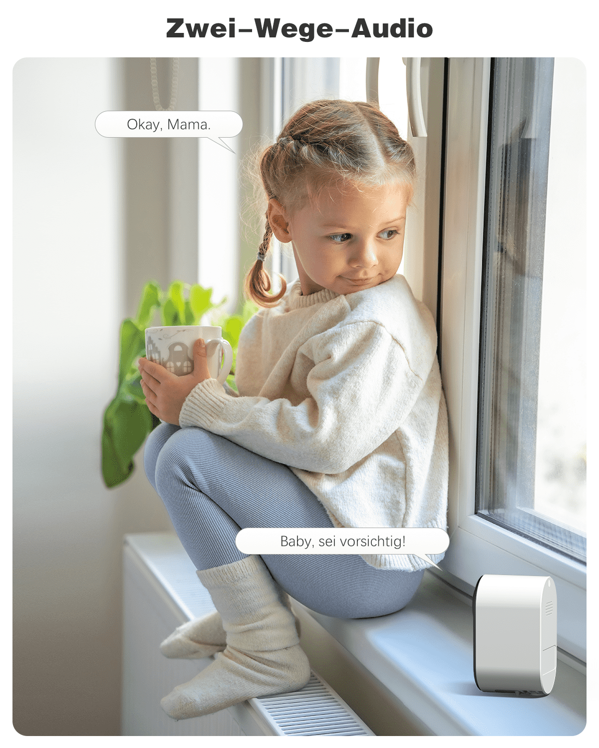 Xega 4G LTE Innen Kamera: Mädchen sitzt auf Heizkörper am Fenster, mit Textblasen "Okay, Mama." und "Baby, sei vorsichtig!"