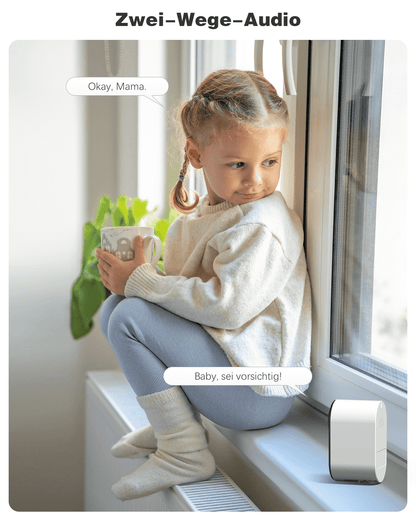 Xega 4G LTE Innen Kamera: Mädchen sitzt auf Heizkörper am Fenster, mit Textblasen "Okay, Mama." und "Baby, sei vorsichtig!"